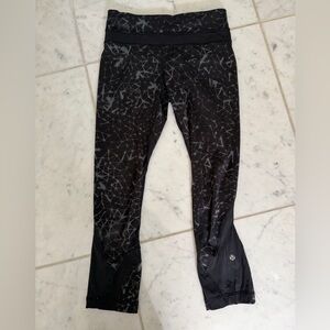 Lululemon Geometric Patterned 3/4 leggings